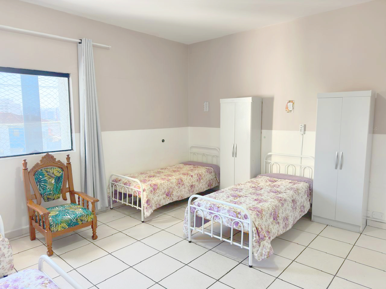 WhatsApp-Image-2024-08-18-at-13.33.12-1b Quarto 2 compartilhado da casa de repouso Lar Moreira com camas organizadas