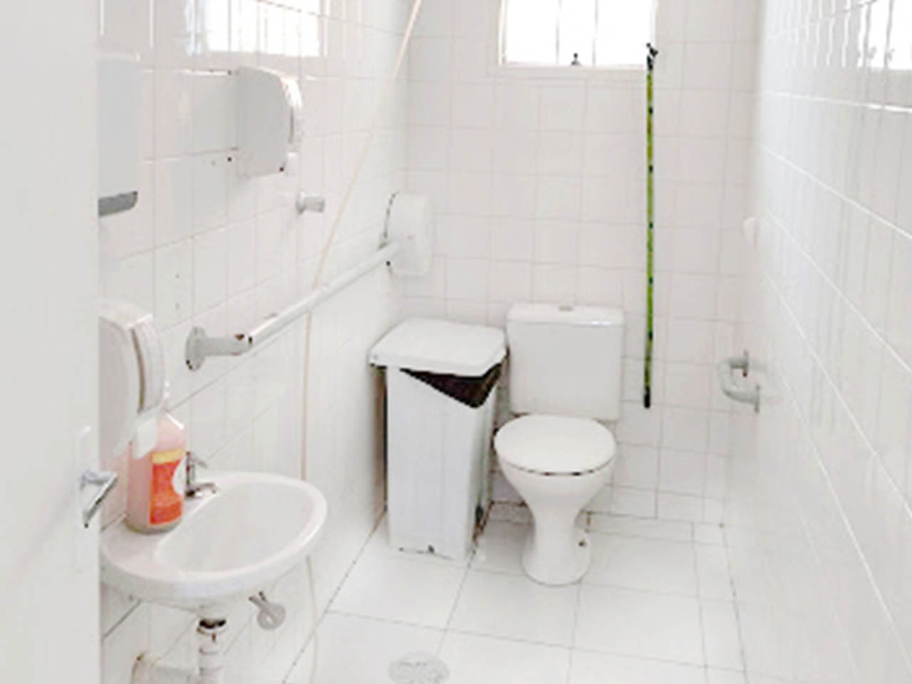 banheiro novo Sala de estar da casa de repouso Lar Moreira com poltronas confortáveis