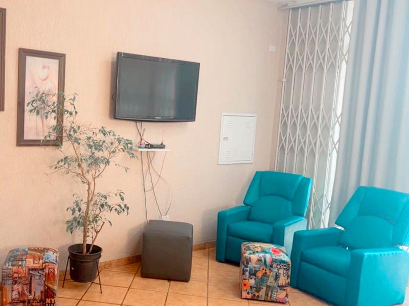 poltrona-da-sala Varanda ampla nos fundos da casa de repouso Lar Moreira