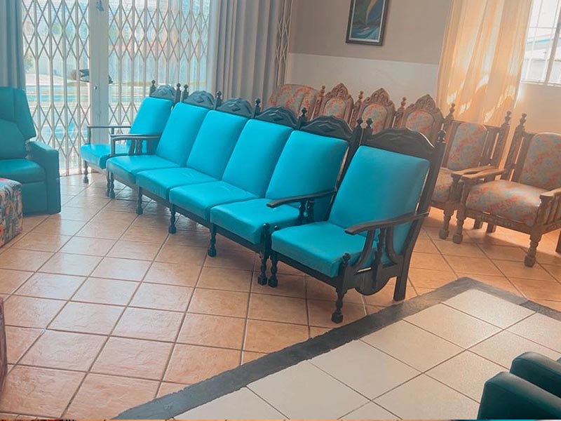 poltronas-da-sala1 Varanda da casa de repouso Lar Moreira com vista para o jardim