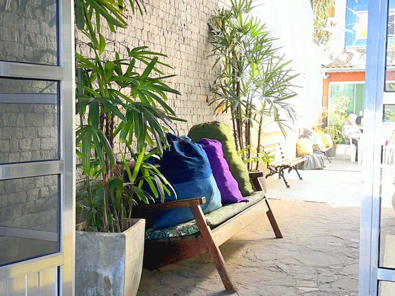 varanda bem vivere Hóspedes da casa de repouso Lar Moreira em momento de convivência