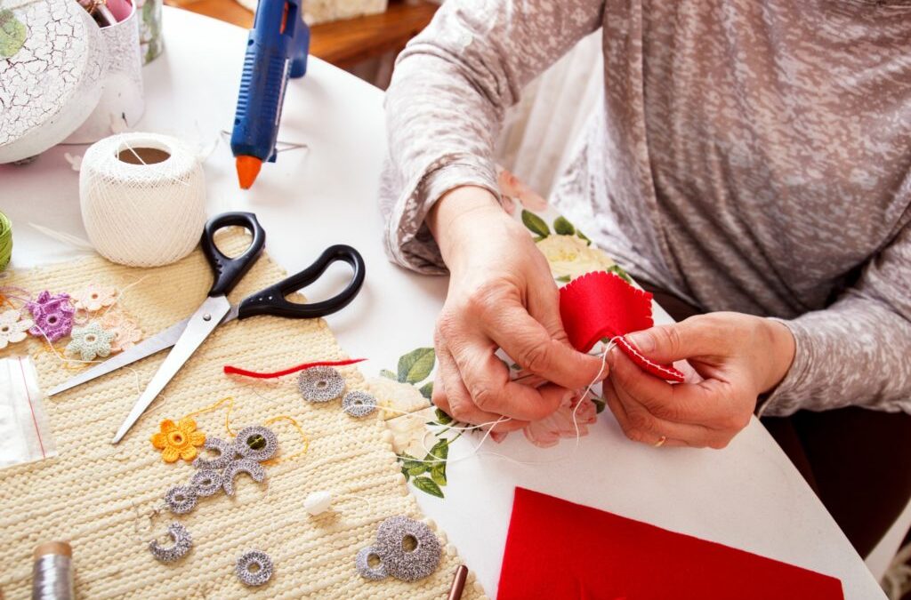 Casa de Repouso Bem Vivere: Os Benefícios do Artesanato para Idosos